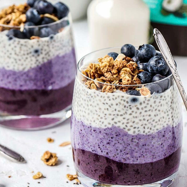 Pudding mit Leindotter Samen, Blaubeeren und glutenfreiem Knuspermüsli